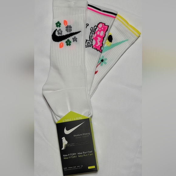 NIKE---Nice set of 3 pair of Nike socks - Picture 6 of 6